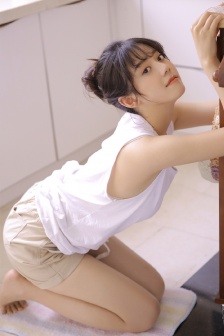 宋雨琦乳液头突出图片